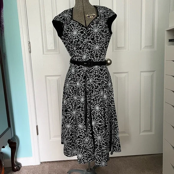 Pinup Couture Heidi dress in spiderwebs - Picture 2 of 4